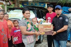 Dekan Fahutan Uniku saat memberikan bantuan kepada warga desa Puntang yang terdampak banjir. 
